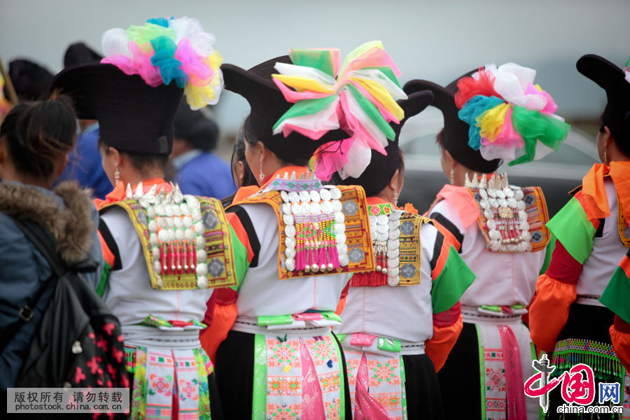  农历四月初八，是苗族同胞的传统节日“四月八”。数千名身着盛装的苗族同胞在贵阳市花溪区高坡乡云顶草场载歌载舞，欢庆这一年一度的传统节日。中国网图片库张晖摄影