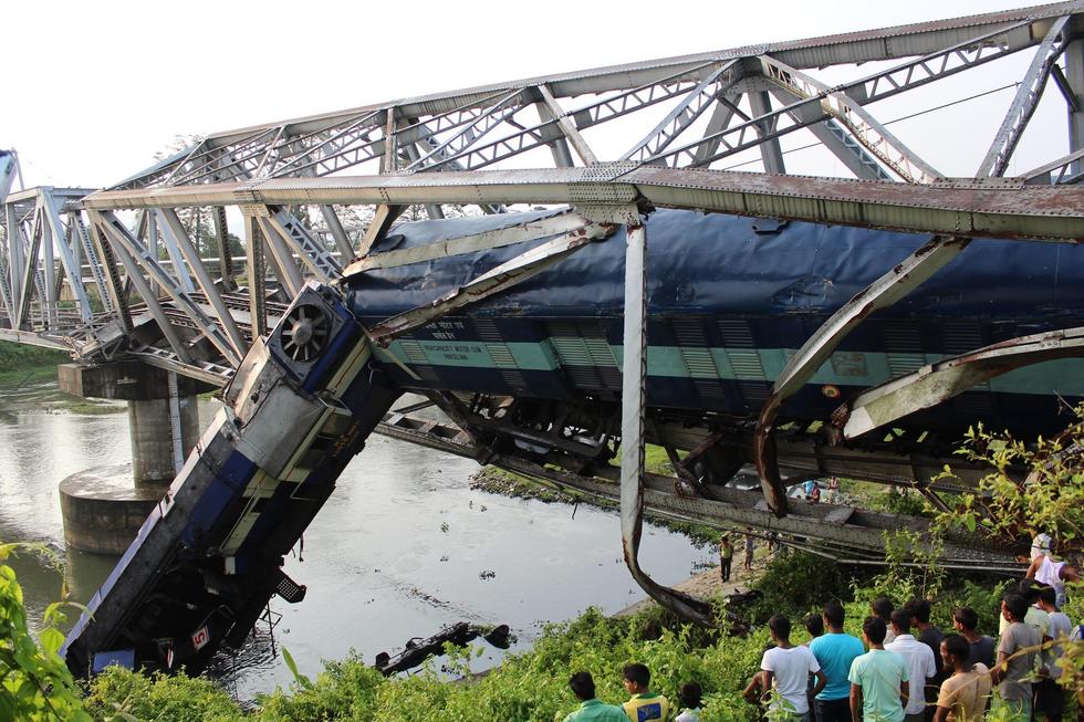 印度阿萨姆邦一火车脱轨 至少10人受伤