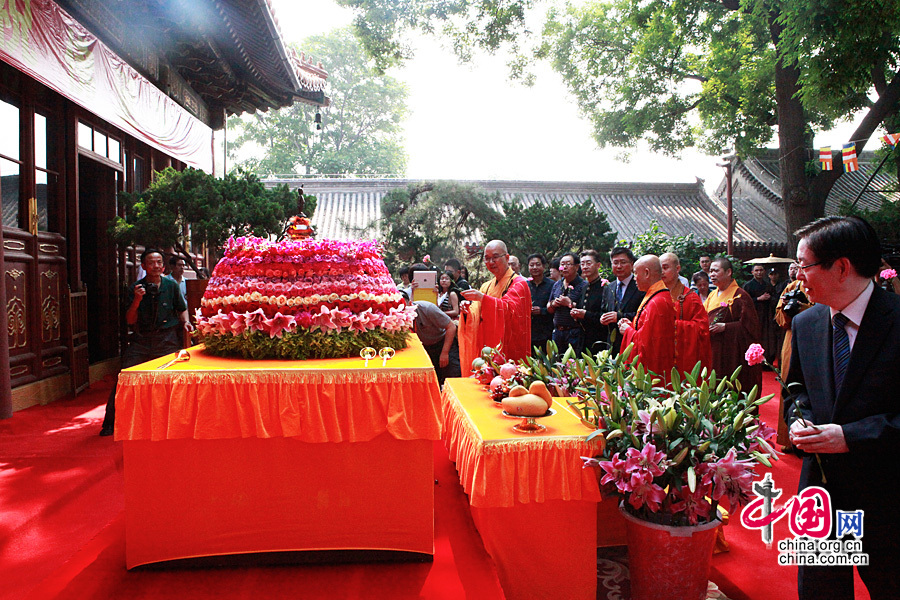 2015年5月25日，农历四月初八，佛教的创始者释迦牟尼佛诞辰2639周年纪念日，中国佛教协会首次在广济寺隆重举行庆祝佛诞日活动。图为与会法师和来宾开始浴佛活动。 中国网记者 戴凡/摄影
