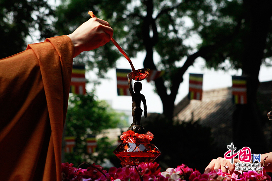 2015年5月25日，农历四月初八，佛教的创始者释迦牟尼佛诞辰2639周年纪念日，中国佛教协会首次在广济寺隆重举行庆祝佛诞日活动。图为法师浴佛。 中国网记者 戴凡/摄影