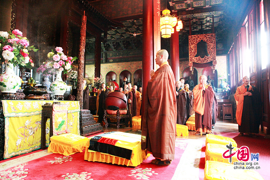 2015年5月25日，农历四月初八，佛教的创始者释迦牟尼佛诞辰2639周年纪念日，中国佛教协会首次在广济寺隆重举行庆祝佛诞日活动。图为法会进行中。 中国网记者 戴凡/摄影