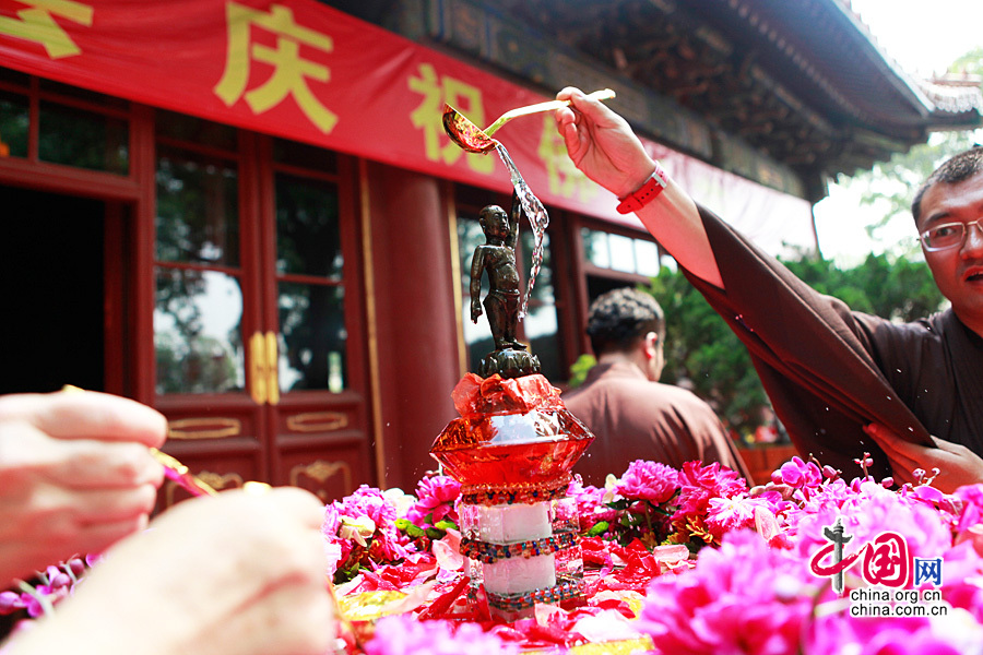 2015年5月25日，農曆四月初八，佛教的創始者釋迦牟尼佛誕辰2639週年紀念日，中國佛教協會首次在廣濟寺隆重舉行慶祝佛誕日活動。圖為居士們開始浴佛。 中國網記者 戴凡/攝影