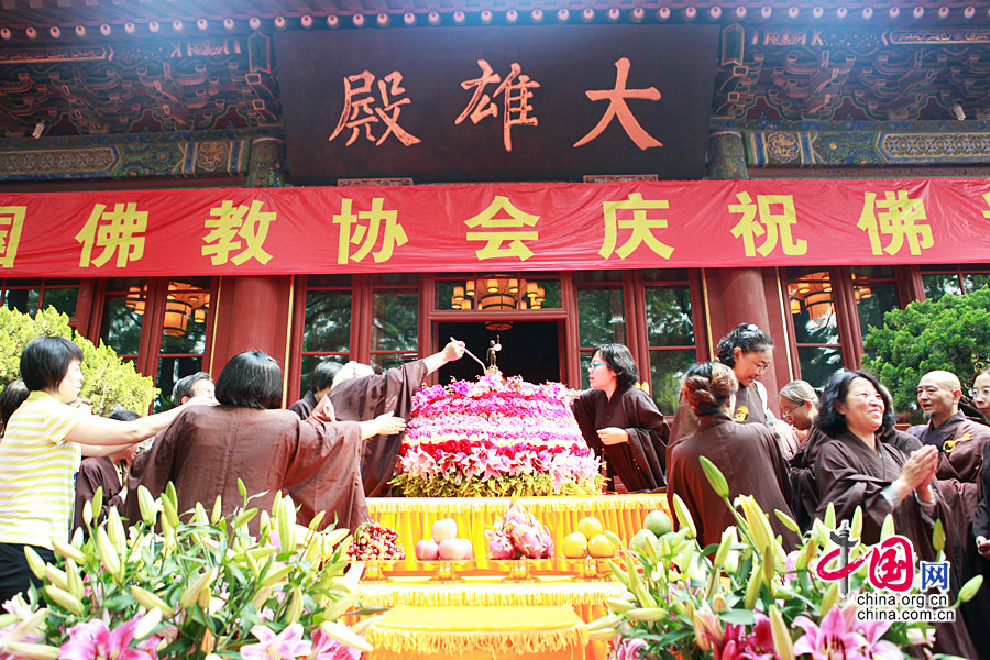 2015年5月25日，農曆四月初八，佛教的創始者釋迦牟尼佛誕辰2639週年紀念日，中國佛教協會首次在廣濟寺隆重舉行慶祝佛誕日活動。圖為浴佛活動現場，參與者法喜充滿。 中國網記者 戴凡/攝影