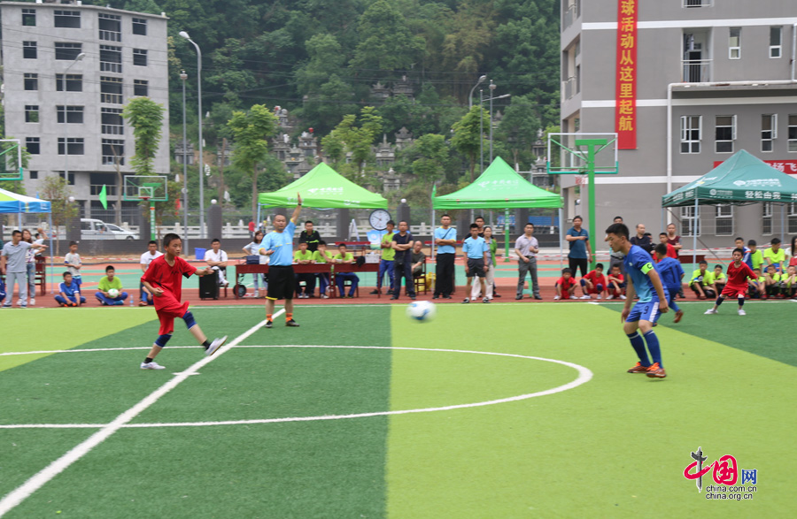 全国首个村校足球赛在重庆市彭水县举办，图为赛场瞬间。