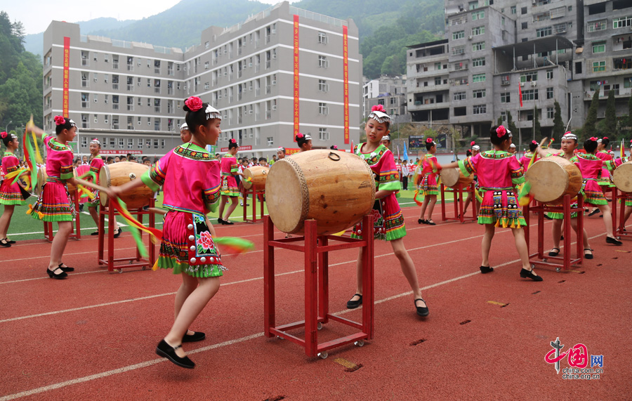 全國首個村校足球賽在重慶市彭水縣舉辦，圖為開幕式上的彭水苗族鼓舞。