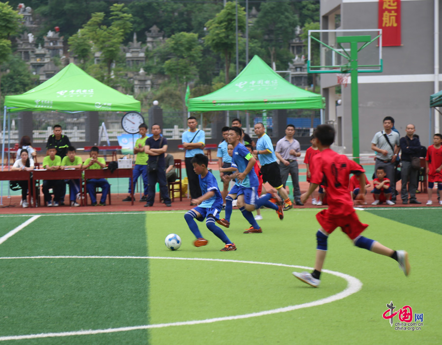 全國首個村校足球賽在重慶市彭水縣舉辦，圖為賽場瞬間。