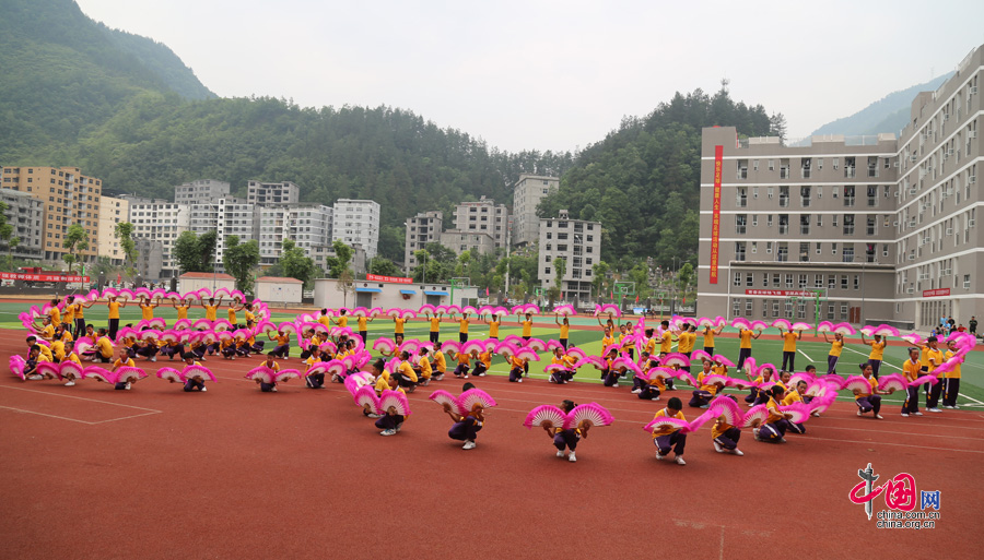 全國首個村校足球賽在重慶市彭水縣舉辦，圖為開幕式上的扇子舞。