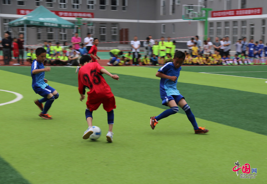 全國首個村校足球賽在重慶市彭水縣舉辦，圖為賽場瞬間。