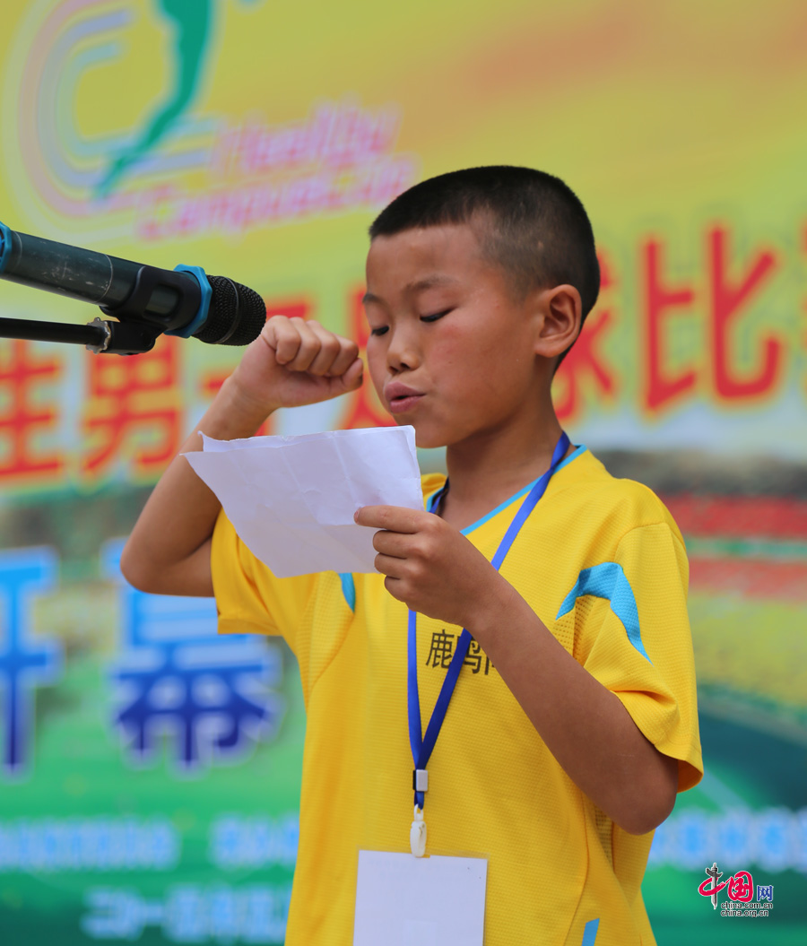 全國首個村校足球賽在重慶市彭水縣舉辦，圖為運動員代表宣誓。