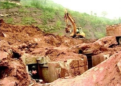 咸阳:考古队挖掘机考古 古墓遭破坏