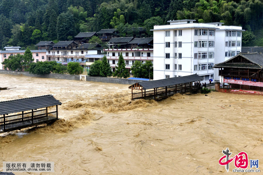 5月27日，被洪水冲垮的贵州省榕江县两汪乡两汪风雨桥。中国网图片库王炳真摄影