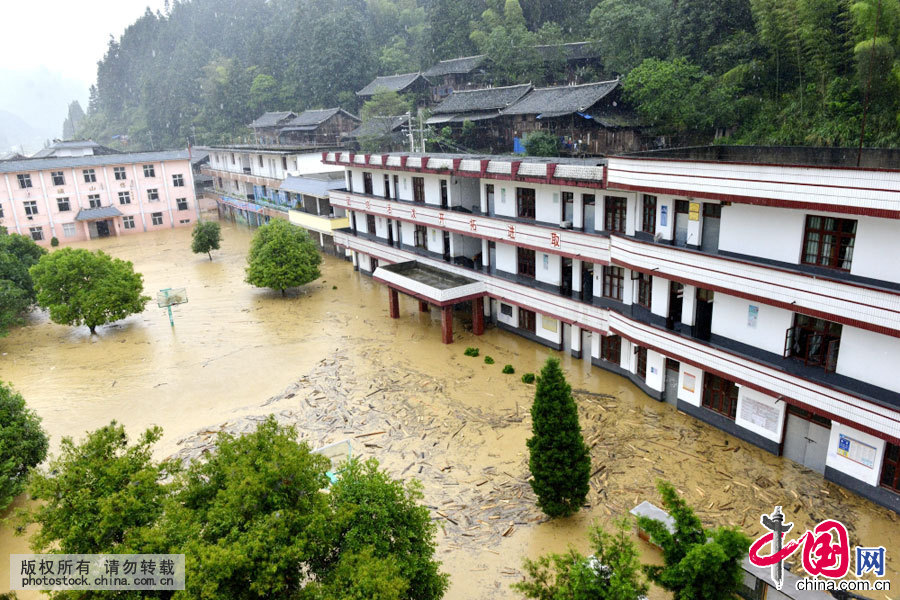 5月27日，被洪水冲垮的贵州省榕江县两汪乡两汪风雨桥。中国网图片库王炳真摄影