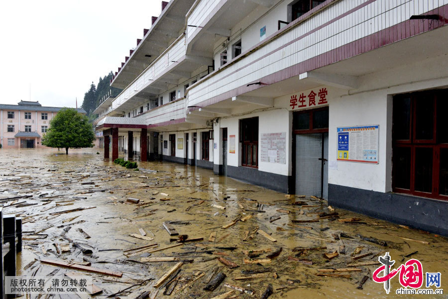  5月27日，洪水淹没的贵州省榕江县两汪中心校校园。进水深度约为2米，该校445名师生安全转移。 中国网图片库王炳真摄影