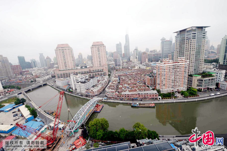 2015年5月29日，借助苏州河高潮位施工人员正在整体移动浙江路桥。