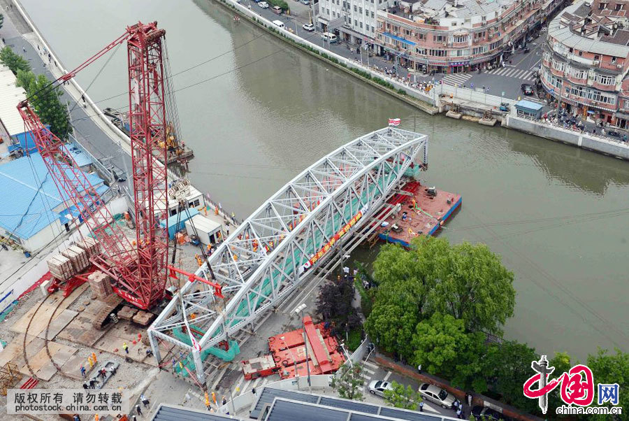 2015年5月29日，借助蘇州河高潮位施工人員正在整體移動浙江路橋。