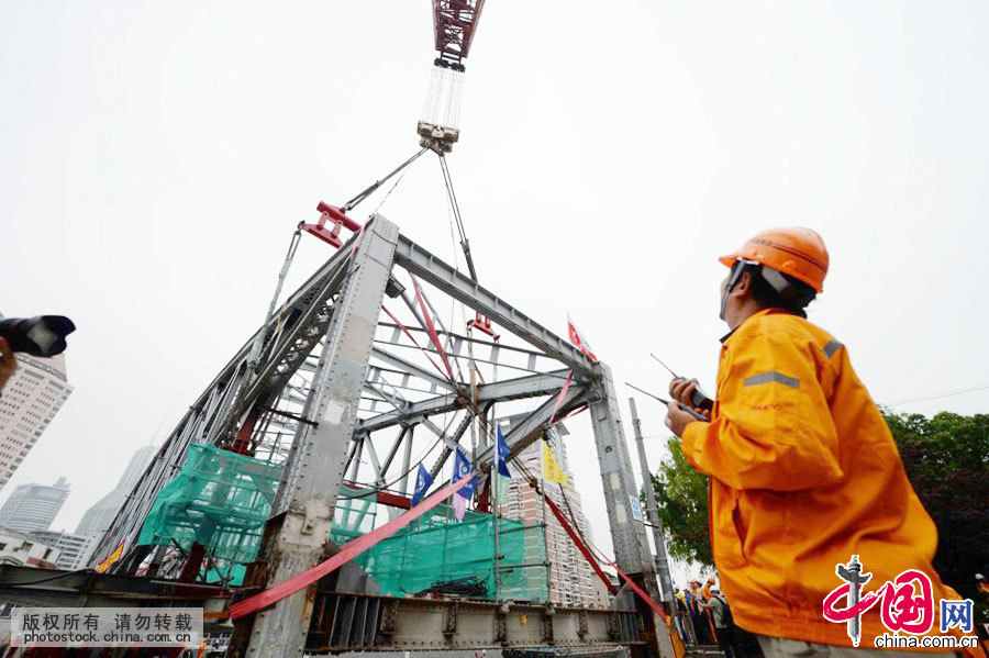 2015年5月29日，借助苏州河高潮位施工人员正在整体移动浙江路桥。