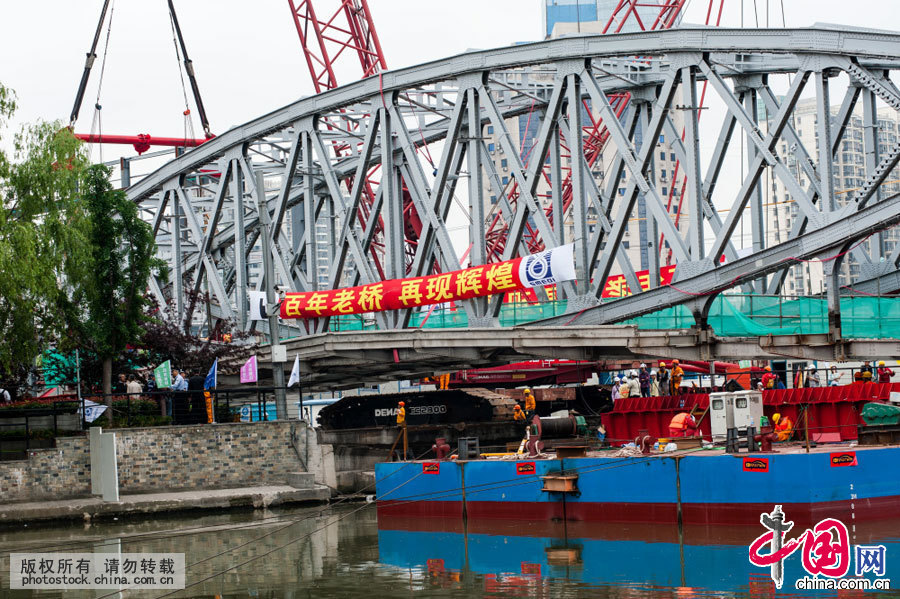 2015年5月29日，借助蘇州河高潮位施工人員正在整體移動浙江路橋。