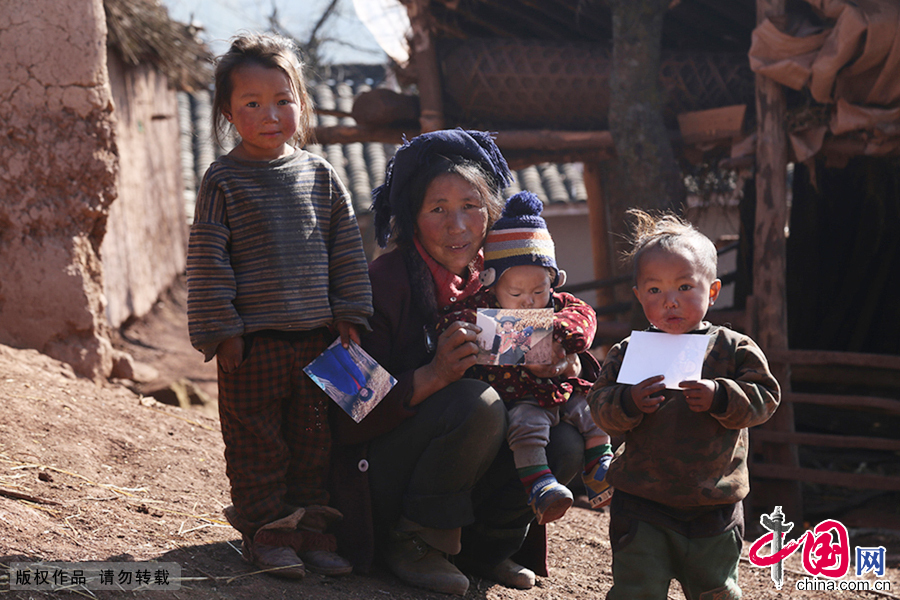 2014年12月24日，四川省大涼山，老鄉拿到照片開心的笑了。中國網圖片庫 趙明攝