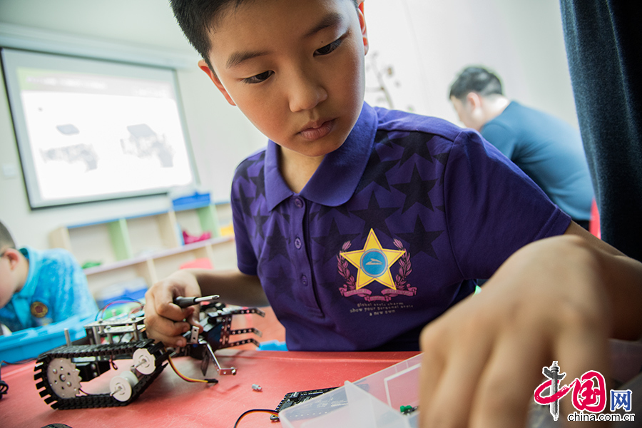小魚兒是北京市史家小學分校的一名四年級學生。每個星期三放學，他都會去參加機器人班，學習機器人的組裝和編程，至今已經堅持了兩年。