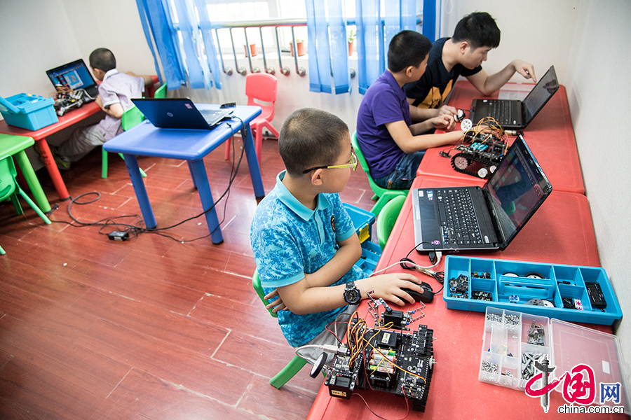 小魚兒是北京市史家小學分校的一名四年級學生。每個星期三放學，他都會去參加機器人班，學習機器人的組裝和編程，至今已經堅持了兩年。
