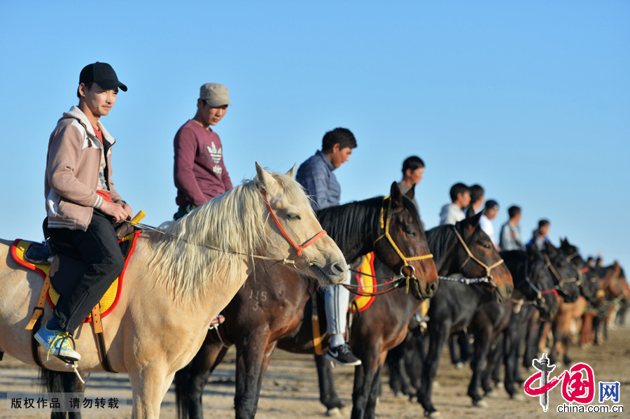  5月31日，由蒙古国专业演艺团体与内蒙古二连浩特市策格马业合作打造的历史情景剧《一代天骄》马术表演，在二连浩特草原上进行排练。中国网图片库 郭鹏杰摄