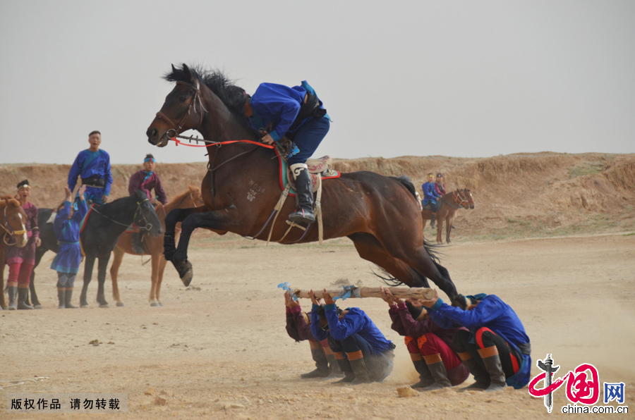 5月31日，蒙古国勇士骑马成功跨越人体障碍。中国网图片库 郭鹏杰摄