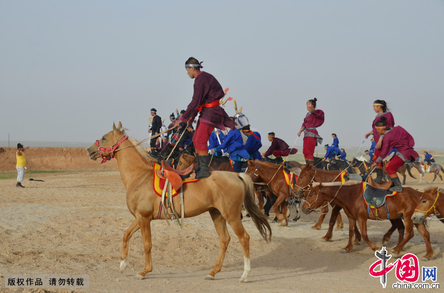 5月31日，骑手们站在马背上，欢庆成吉思汗统一草原。中国网图片库 郭鹏杰摄