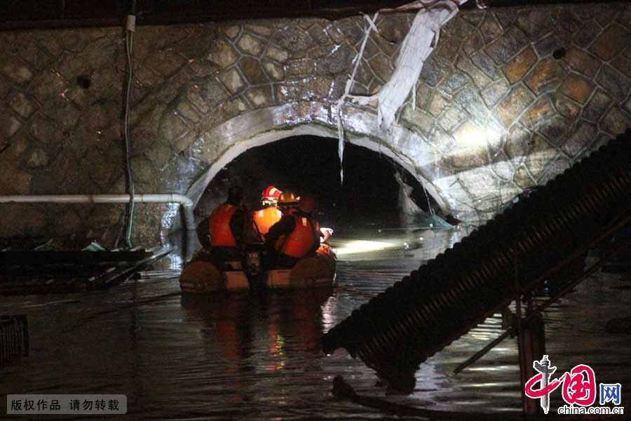 6月1日淩晨，救援人員在廈門集美的龍津溪引水工程C3標段發生山洪倒灌現場救援。中國網圖片庫曾德猛攝