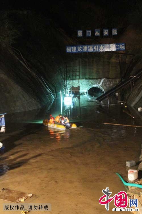 6月1日淩晨，救援人員在廈門集美的龍津溪引水工程C3標段發生山洪倒灌現場救援。中國網圖片庫 曾德猛攝