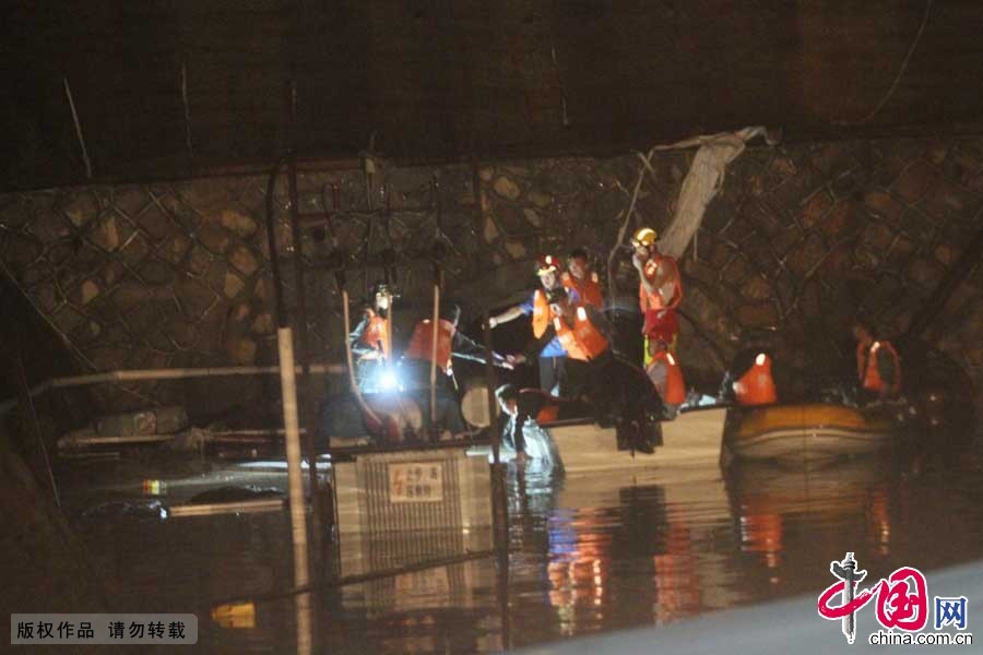 6月1日淩晨，救援人員在廈門集美的龍津溪引水工程C3標段發生山洪倒灌現場救援。中國網圖片庫曾德猛攝