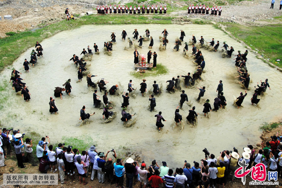  2011年7月6日，贵州省剑河县群众在表演苗族“水鼓舞”。中国网图片库 杨文斌摄