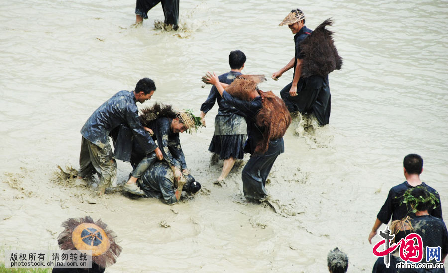 2011年7月6日，貴州省劍河縣苗族同胞在“水鼓舞”中相互嬉戲打鬧，以示祝福。中國網圖片庫 楊文斌攝