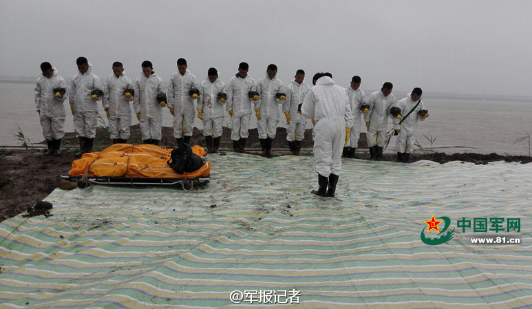 長江沉船救援人員向遇難者遺體鞠躬致哀