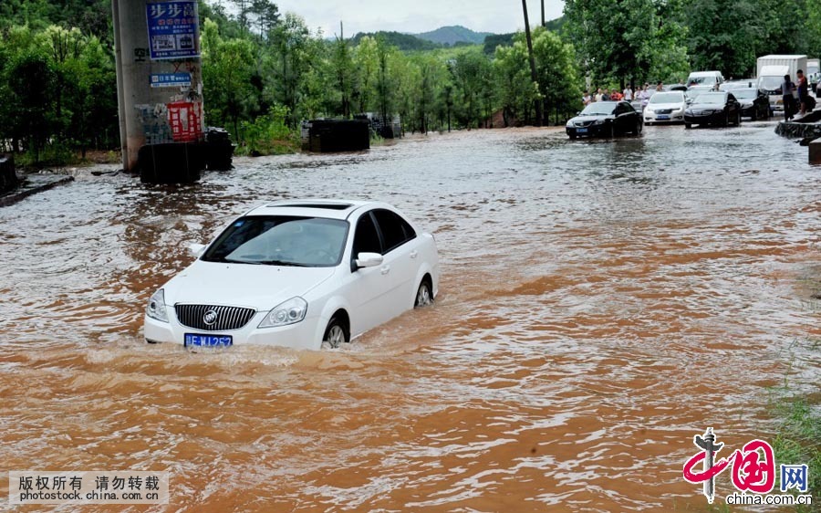 6月3日，因山洪致使一輛正在通過江西省德興市到上饒省道新營段的小車被淹。中國網圖片庫 卓忠偉攝