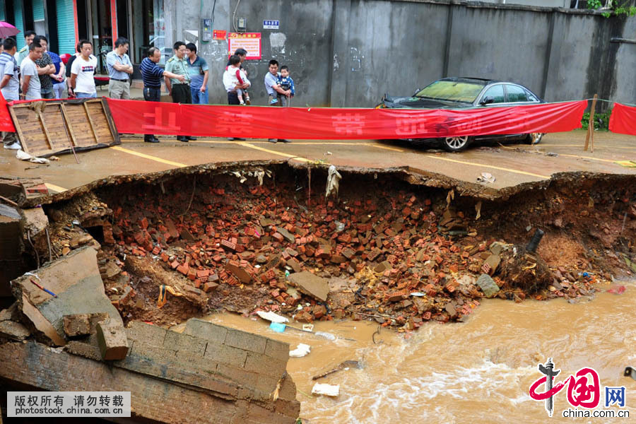 2015年6月3日，江西省德興市，洪水沖刷發生坍塌的河道。中國網圖片庫 東方攝