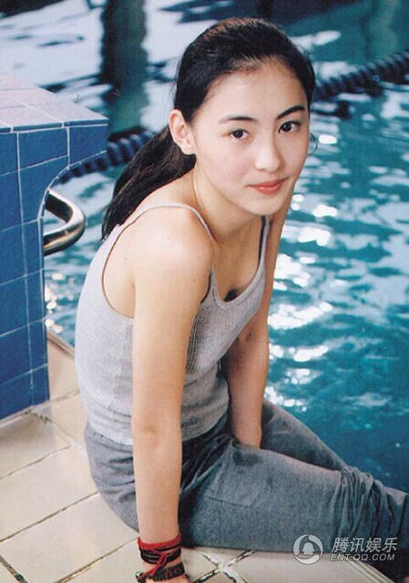 组图:张柏芝清纯旧照曝光 穿吊带露肩t恤笑容灿烂