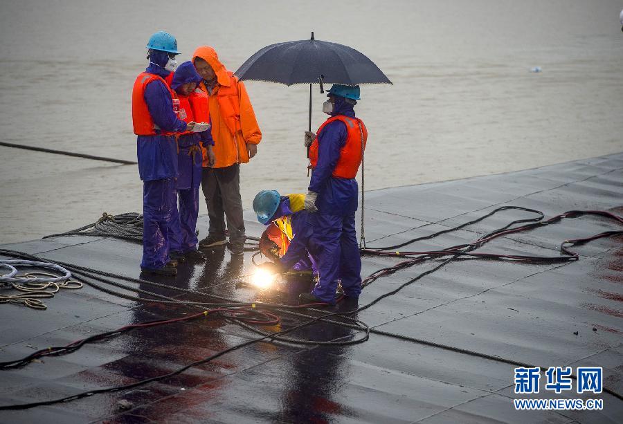 （长江客船翻沉事件）救援人员在“东方之星”船底切割第三个孔进行生命探测 