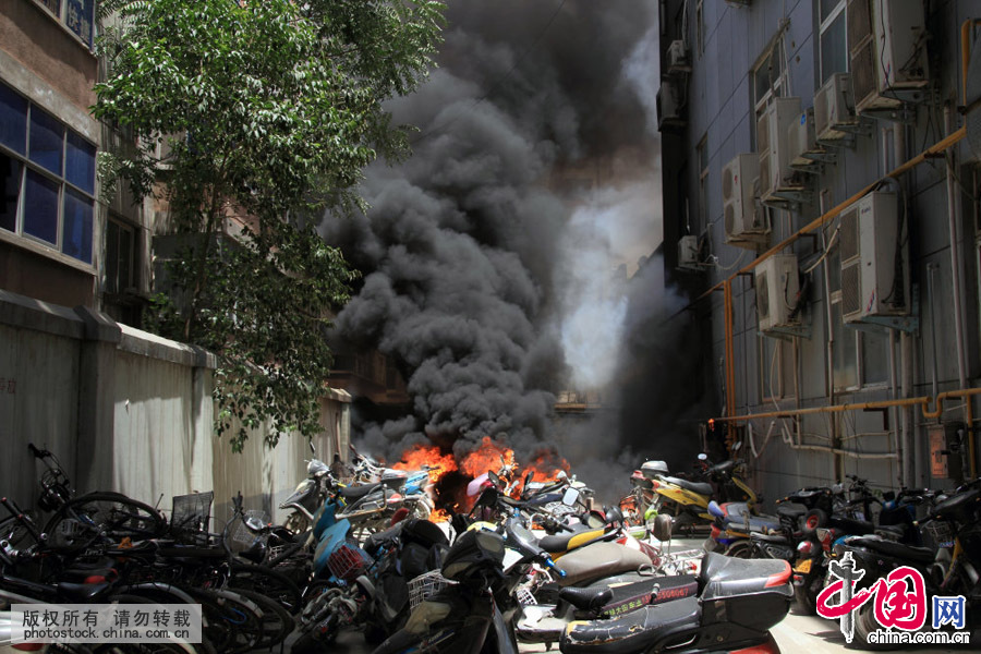 郑州一小区电动车爆炸引火灾 车辆被烧成骨架
