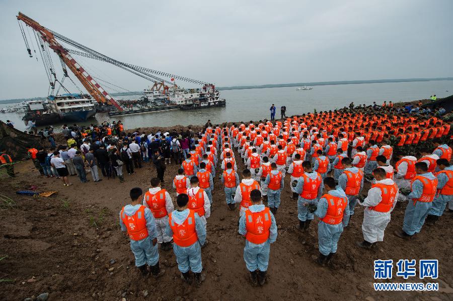 （长江客船翻沉事件）（7）“东方之星”号客轮翻沉事件救援现场举行哀悼遇难者活动