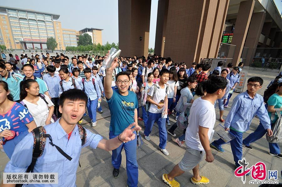 6月7日，在河北省邯郸市第一中学考点，考生满怀欣喜地进入考场。中国网图片库 郝群英 摄