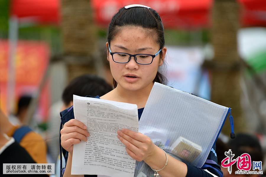 6月7日，安徽省蚌埠市二中考点，考生在抓紧最后时间看书复习。 中国网图片库 高建业 摄