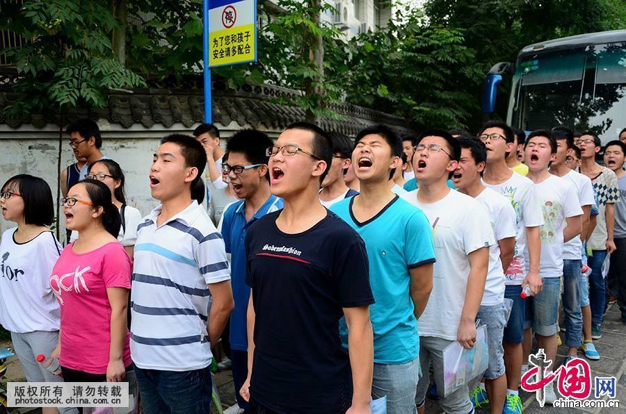 2015年6月7日，山东省聊城市一考点，考生入场前宣誓为自己打气。中国网图片库 韦鹏 摄