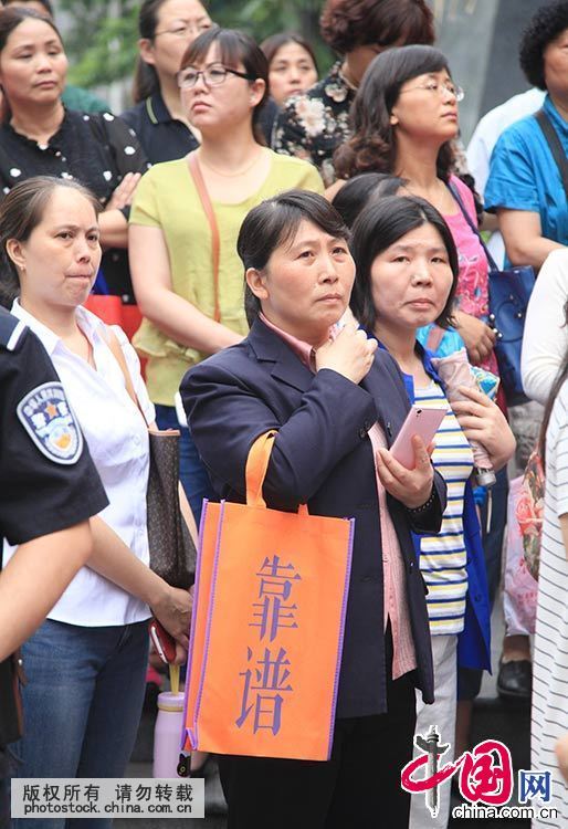 2015年6月7日，江蘇省南京市，南京市玄武高級中學考點外，一名家長拎著“靠譜”字樣的包。中國網圖片庫 劉建華 攝