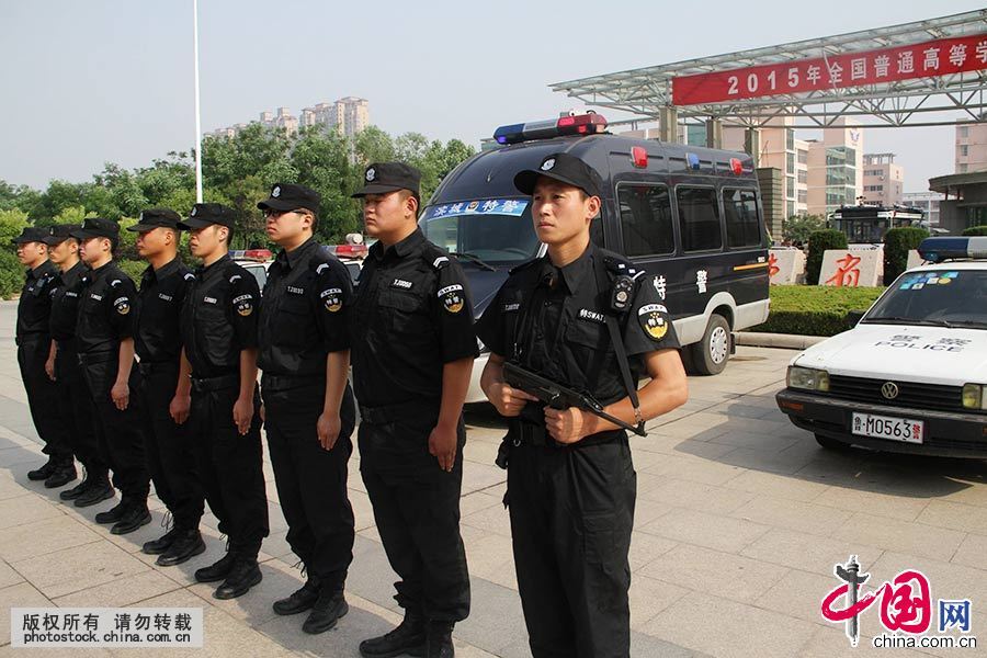 2015年6月7日，山東濱州特警荷槍實彈在高考考點外警戒。中國網圖片庫 張濱濱 攝