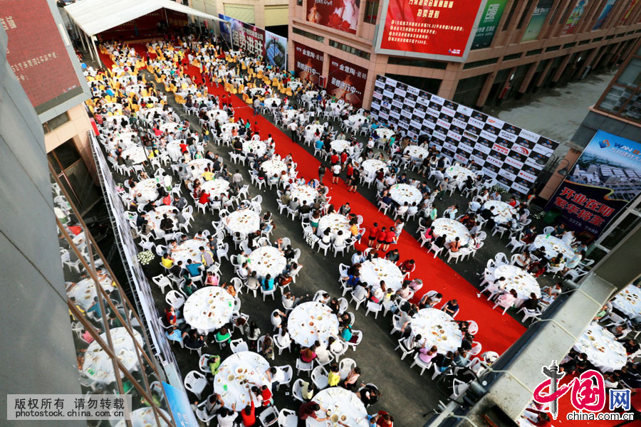  6月9日，贵州安顺万邦建材大市场开业，商家为答谢周边百姓和广大顾客，举办了一场别开生面的千人宴款待四方宾客。据介绍，免费千人宴只有8道菜，以素食为主。中国网图片库 卢维摄