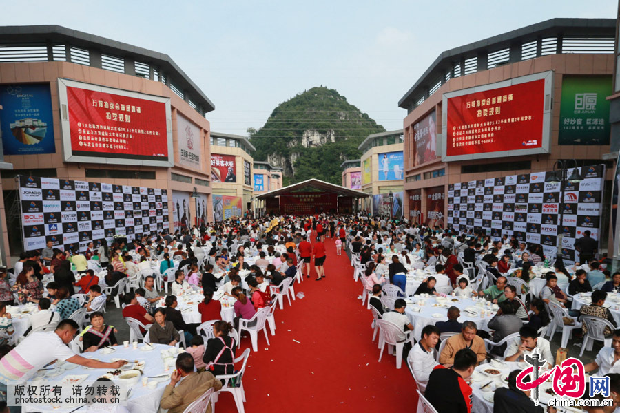 6月9日，周边百姓在品尝千人宴。中国网图片库 卢维摄
