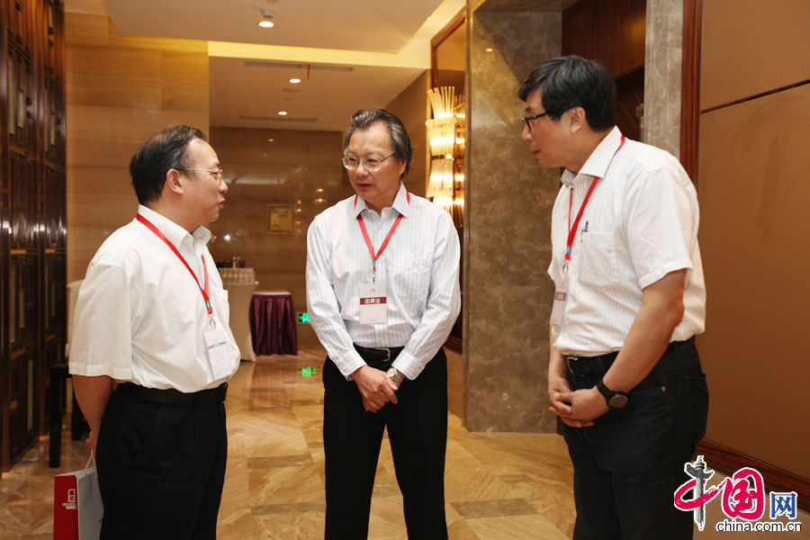 2015年6月11日-12日，第四届全国对外传播理论研讨会在重庆召开，图为参会嘉宾在会前交流。 中国网记者 郑亮摄影