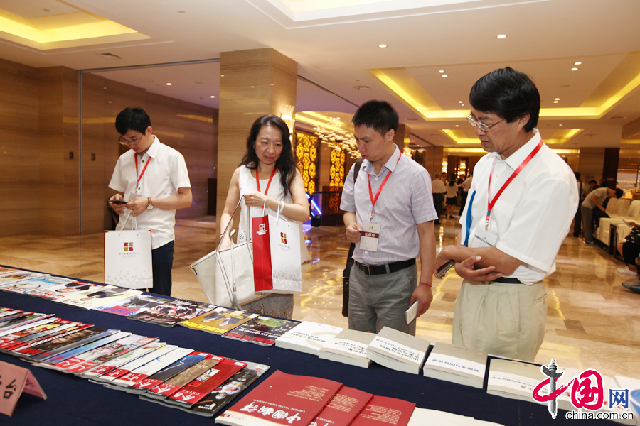 2015年6月11日-12日，第四届全国对外传播理论研讨会在重庆召开，图为参会嘉宾参观展示台。 中国网记者 郑亮摄影