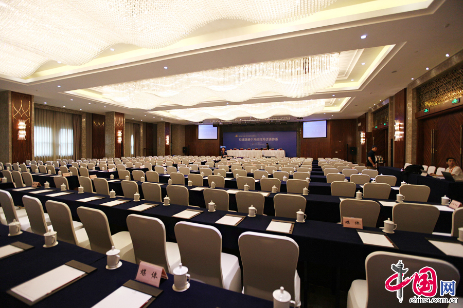 2015年6月11日-12日，第四屆全國對外傳播理論研討會在重慶召開，圖為大會開幕前工作人員做準備。 中國網記者 鄭亮攝影