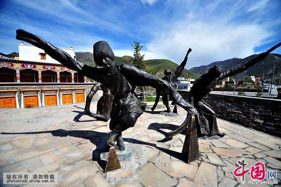 图为动感十足的藏族歌舞塑像。中国网图片库 王海滨 摄